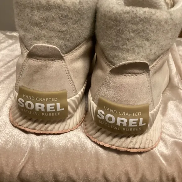 SOREL. out and about 111 conquest water proof boots Sz 9