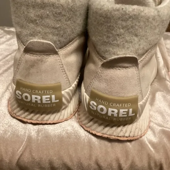 SOREL. out and about 111 conquest water proof boots Sz 9