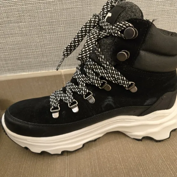 Sorel womens 8.5 kinetic breakthru waterproof bootie boots shoes