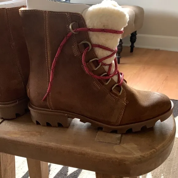 Sorel Womens  Boots. Phoenix Short Lace Cozy. Shearling, suede. Sz; 8.5. NWT