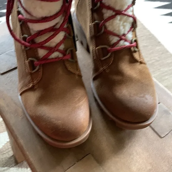 Sorel Womens  Boots. Phoenix Short Lace Cozy. Shearling, suede. Sz; 8.5. NWT