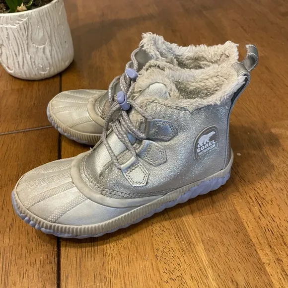 Sorel X -Disney Out N About Frozen Silver Faux Shearling  Rain,snow Boots Size 2