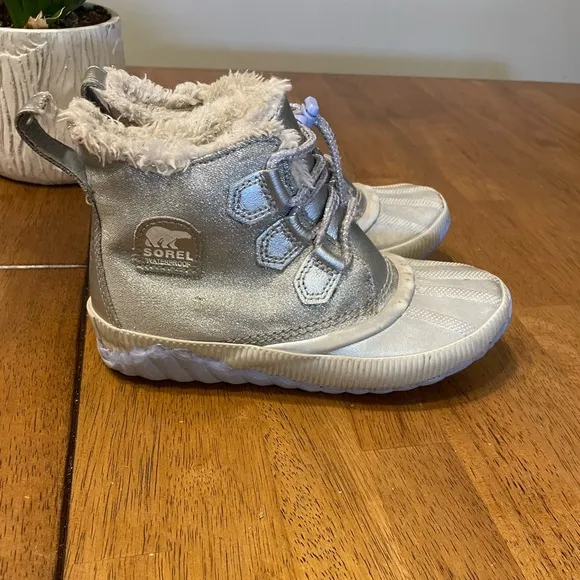 Sorel X -Disney Out N About Frozen Silver Faux Shearling  Rain,snow Boots Size 2