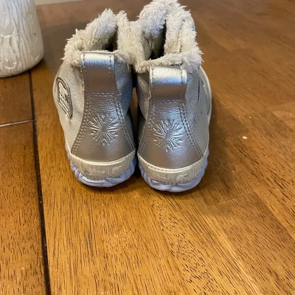 Sorel X -Disney Out N About Frozen Silver Faux Shearling  Rain,snow Boots Size 2
