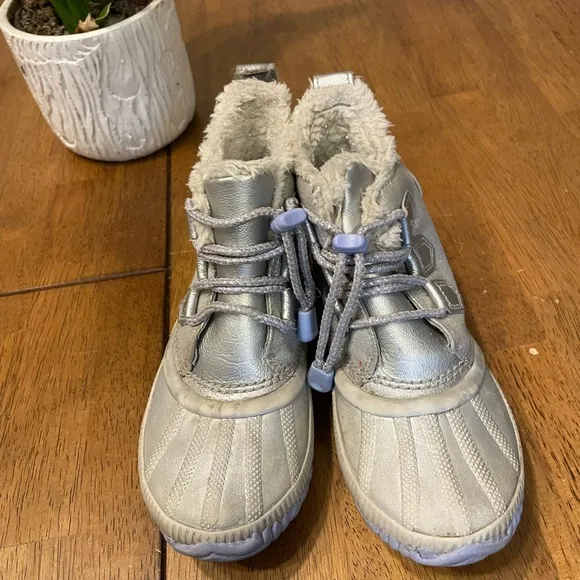 Sorel X -Disney Out N About Frozen Silver Faux Shearling  Rain,snow Boots Size 2