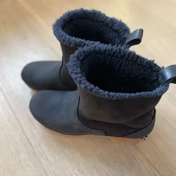 Store No.6 Shearling boots