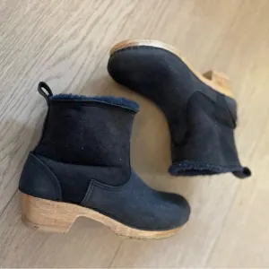 Store No.6 Shearling boots