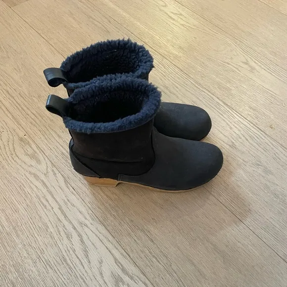 Store No.6 Shearling boots
