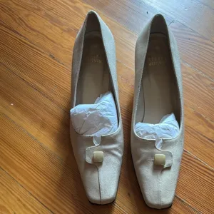 Stuart Weitzman Cream Flats with Bow Detail