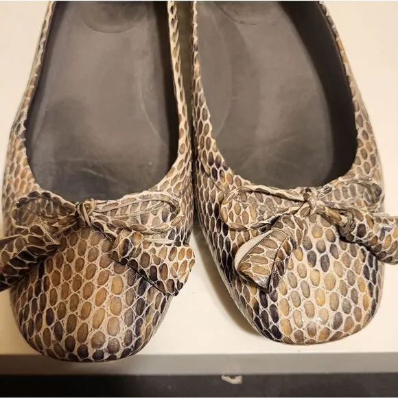 Stuart Weitzman Brown Snakeskin Embossed Patent Leather Bow Flats sz.8  Ret $275