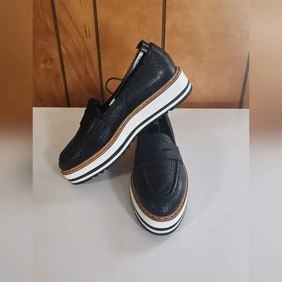 SUMMIT By WHITE MOUNTAIN Black  Platform Leather Loafers Sz. 8