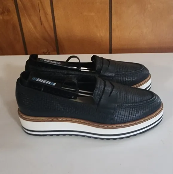 SUMMIT By WHITE MOUNTAIN Black  Platform Leather Loafers Sz. 8