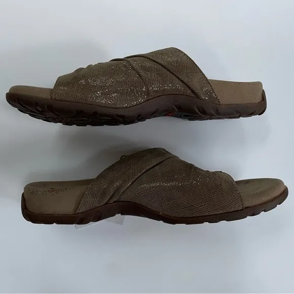 TAOS Women’s Gift 2 Leather Slide Sandals Arch Support in Beige Size 6 NWT