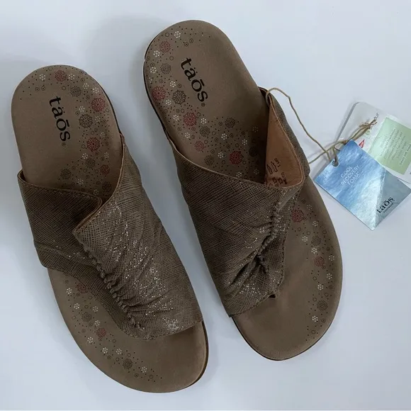 TAOS Women’s Gift 2 Leather Slide Sandals Arch Support in Beige Size 6 NWT