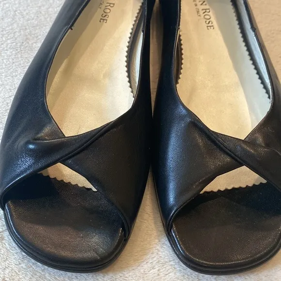 Taryn Rose peep toe twist black leather w/leather soles flats Sz 37.5