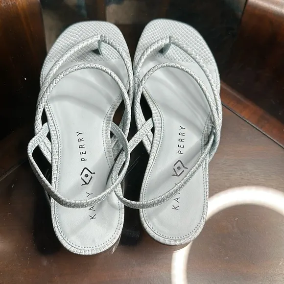 THE CLAIRE SANDAL baby blue size 8