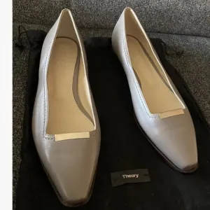 Theory Leather Gray Square Toe Flats  Size 8. EU39​