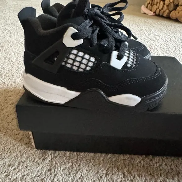 Toddle 6 C Jordan 4 Retro Black/White. Gently Used