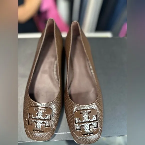 TORY BURCH Georgia Square-toe Shiny Snake Ballet Flats In Chocolate. New no‎ box
