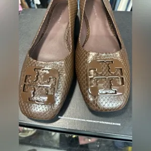 TORY BURCH Georgia Square-toe Shiny Snake Ballet Flats In Chocolate. New no‎ box