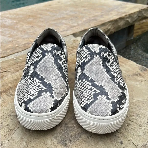 Tory Burch Women’s Black Snakeskin Loafers Slip-On Shoes. SZ 7. Color black/gray