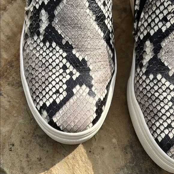 Tory Burch Women’s Black Snakeskin Loafers Slip-On Shoes. SZ 7. Color black/gray