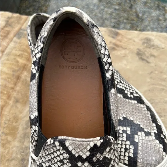 Tory Burch Women’s Black Snakeskin Loafers Slip-On Shoes. SZ 7. Color black/gray