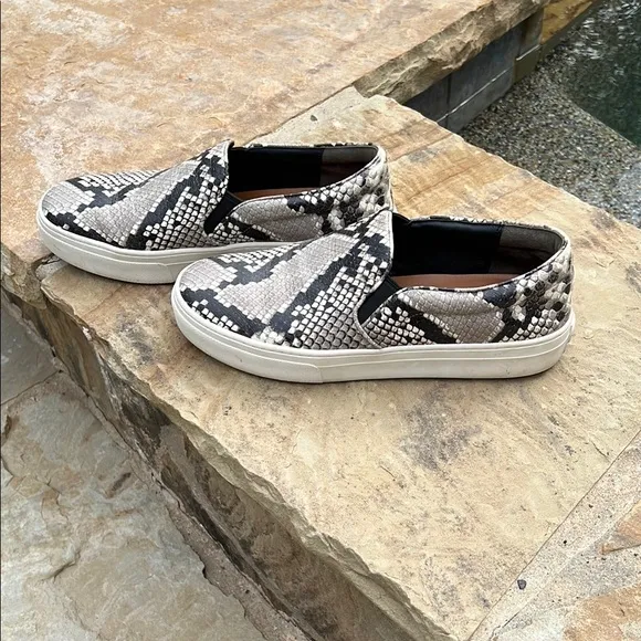 Tory Burch Women’s Black Snakeskin Loafers Slip-On Shoes. SZ 7. Color black/gray
