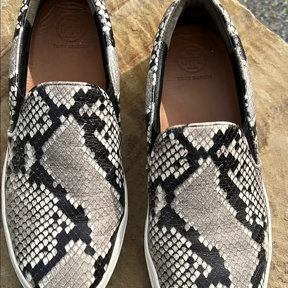 Tory Burch Women’s Black Snakeskin Loafers Slip-On Shoes. SZ 7. Color black/gray