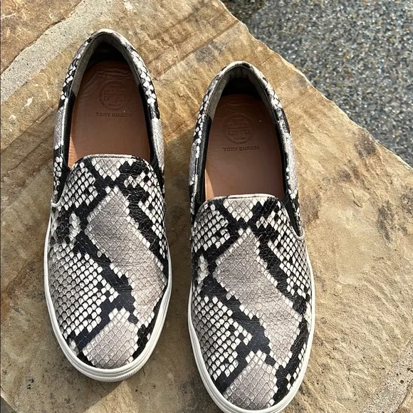 Tory Burch Women’s Black Snakeskin Loafers Slip-On Shoes. SZ 7. Color black/gray