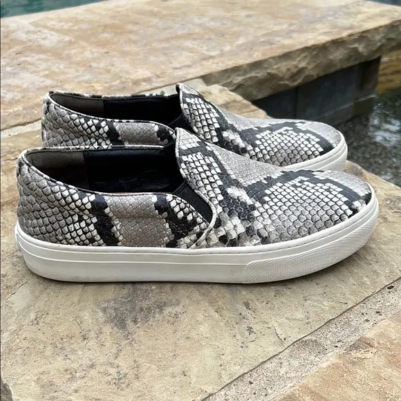 Tory Burch Women’s Black Snakeskin Loafers Slip-On Shoes. SZ 7. Color black/gray