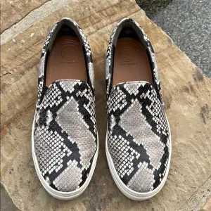 Tory Burch Women’s Black Snakeskin Loafers Slip-On Shoes. SZ 7. Color black/gray