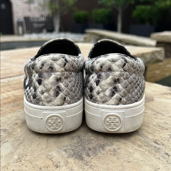 Tory Burch Women’s Black Snakeskin Loafers Slip-On Shoes. SZ 7. Color black/gray