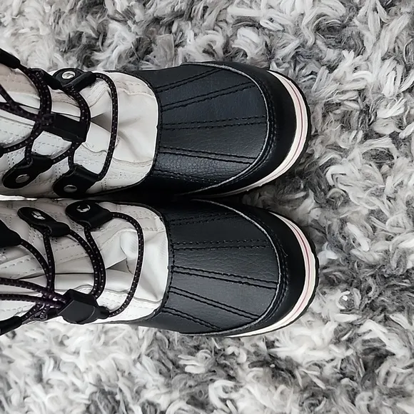 Totes Kylie 2  Black White Snow Boots Girl's Size 2M ,Pre-owned, Good Condition