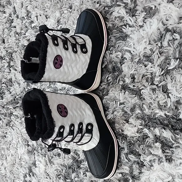 Totes Kylie 2  Black White Snow Boots Girl's Size 2M ,Pre-owned, Good Condition