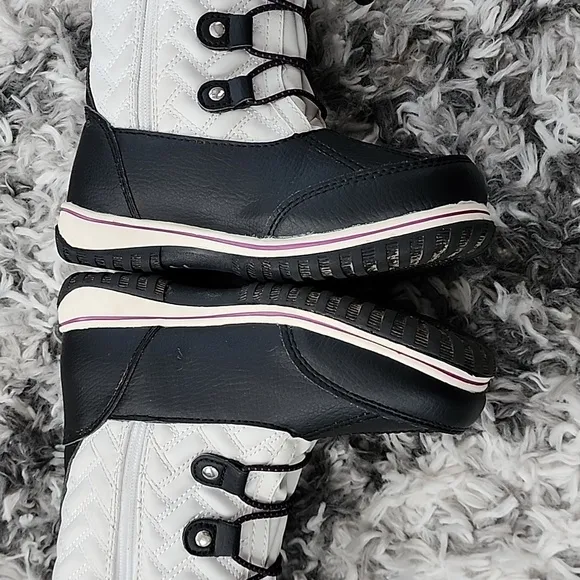 Totes Kylie 2  Black White Snow Boots Girl's Size 2M ,Pre-owned, Good Condition