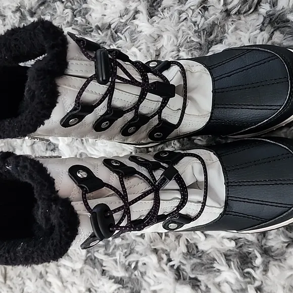 Totes Kylie 2  Black White Snow Boots Girl's Size 2M ,Pre-owned, Good Condition