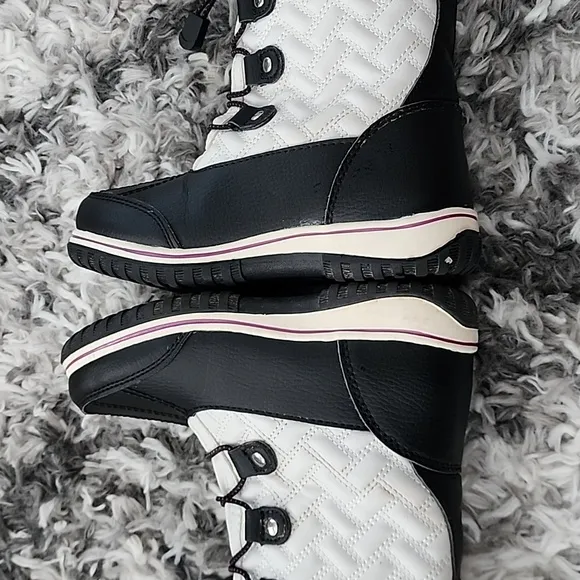 Totes Kylie 2  Black White Snow Boots Girl's Size 2M ,Pre-owned, Good Condition