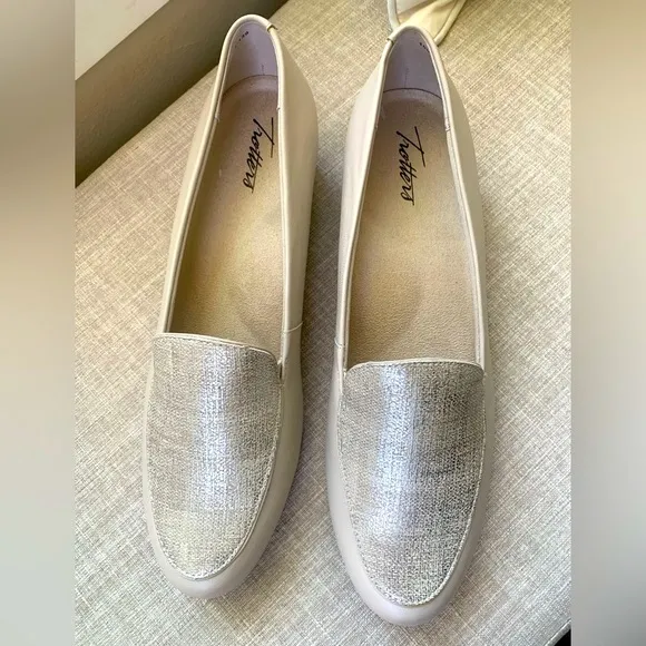 TROTTERS LOAFERS METALLIC DETAIL LEATHER CREAM SIZE 10 NWT BOX