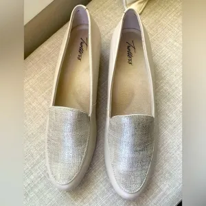 TROTTERS LOAFERS METALLIC DETAIL LEATHER CREAM SIZE 10 NWT BOX