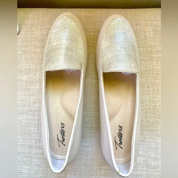 TROTTERS LOAFERS METALLIC DETAIL LEATHER CREAM SIZE 10 NWT BOX