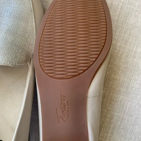 TROTTERS LOAFERS METALLIC DETAIL LEATHER CREAM SIZE 10 NWT BOX