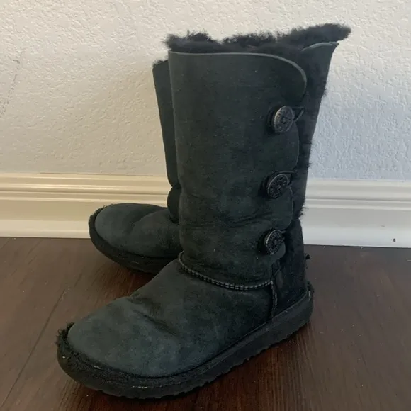 UGG 3 BUTTON BLACK SHEARLING BOOTS KIDS 5
