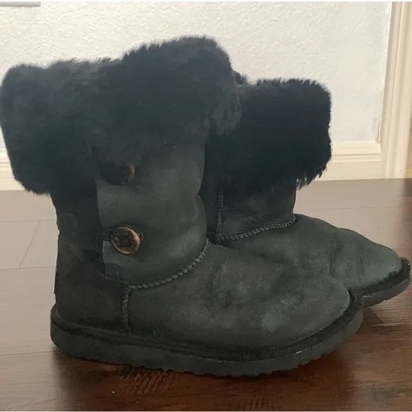 UGG 3 BUTTON BLACK SHEARLING BOOTS KIDS 5