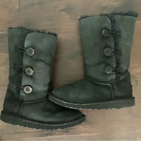 UGG 3 BUTTON BLACK SHEARLING BOOTS KIDS 5
