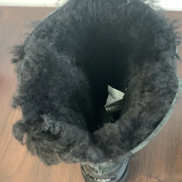 UGG 3 BUTTON BLACK SHEARLING BOOTS KIDS 5