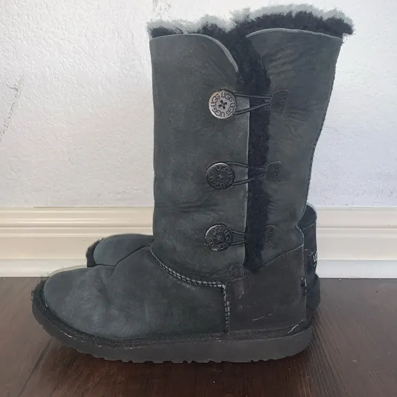 UGG 3 BUTTON BLACK SHEARLING BOOTS KIDS 5