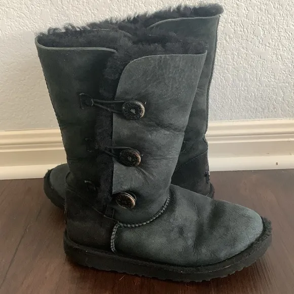 UGG 3 BUTTON BLACK SHEARLING BOOTS KIDS 5