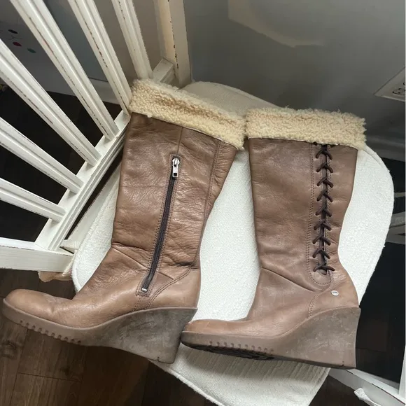 UGG 5450 Felicity Brown Leather Boots Sheepskin Cuff Wedge Heel Size 7 Pre-Owned
