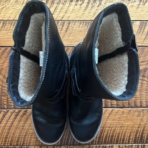UGG  Andra Black Leather Mid Calf side Zip Boots in size 8